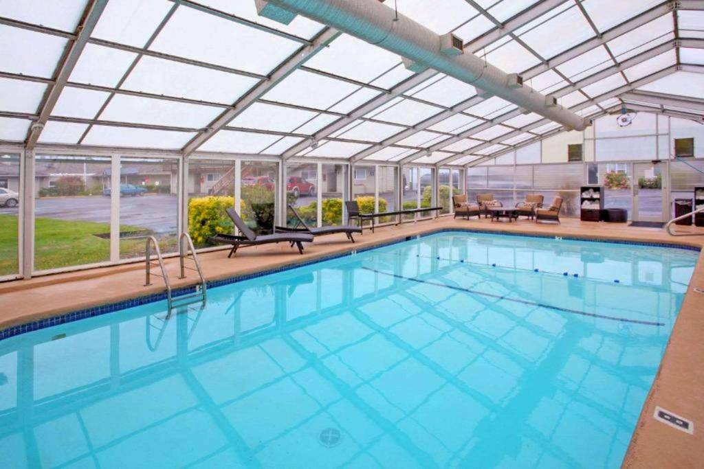 Clarion Inn Surfrider Resort