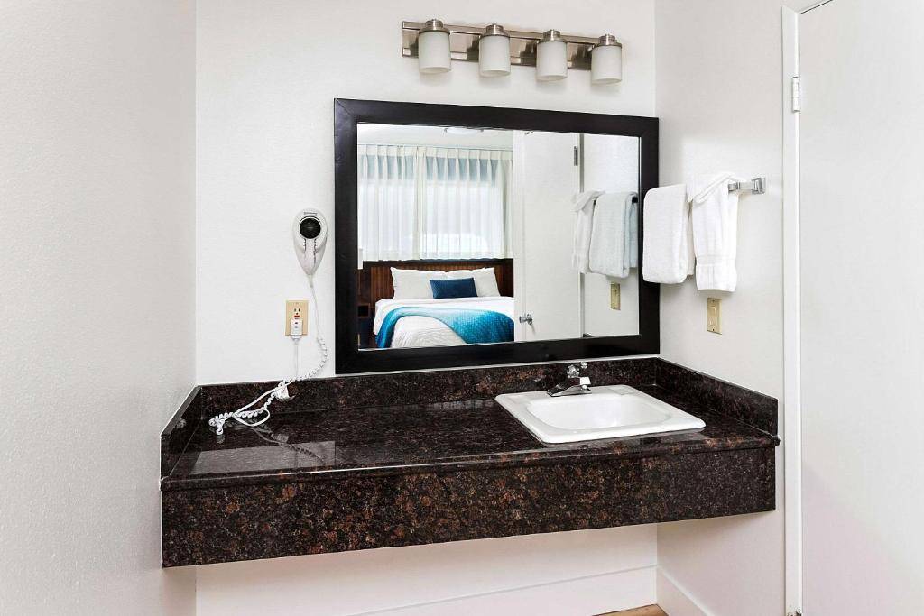 Clarion Inn Surfrider Resort