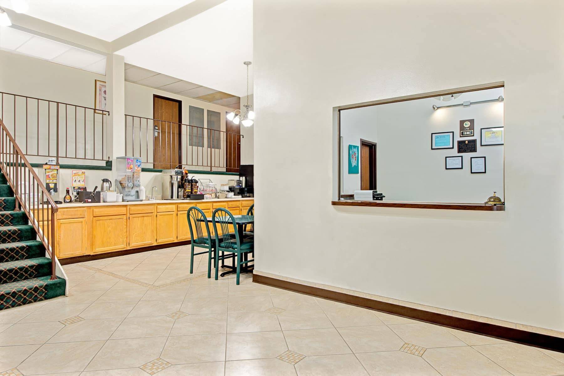 Super 8 by Wyndham Eureka/Six Flags Nearby